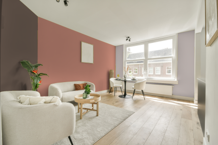 woonkamer met neutrale kleuren en Mild red