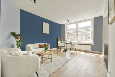 woonkamer met neutrale kleuren en Real indigo
