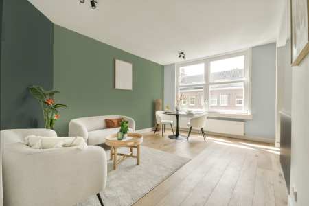 woonkamer met neutrale kleuren en Real jade