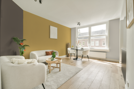 woonkamer met neutrale kleuren en Real mustard