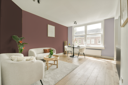 woonkamer met neutrale kleuren en Real plum