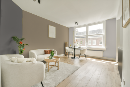 woonkamer met neutrale kleuren en Real sand