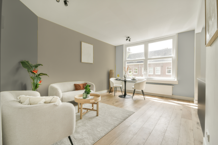 woonkamer met neutrale kleuren en Subtle bean