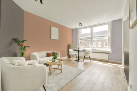woonkamer met neutrale kleuren en Subtle red terra