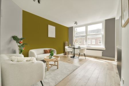 woonkamer met neutrale kleuren en Gn 026-03