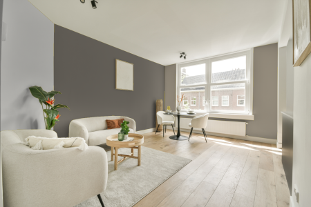 woonkamer met neutrale kleuren en Gn 113-05