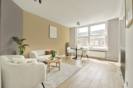 woonkamer met neutrale kleuren en S 1020-y10r