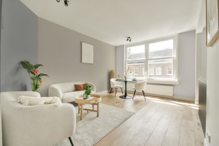 woonkamer met neutrale kleuren en S 1505-y10r