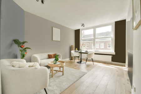 woonkamer met neutrale kleuren en S 1505-y20r