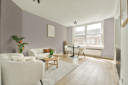 woonkamer met neutrale kleuren en S 1505-y70r