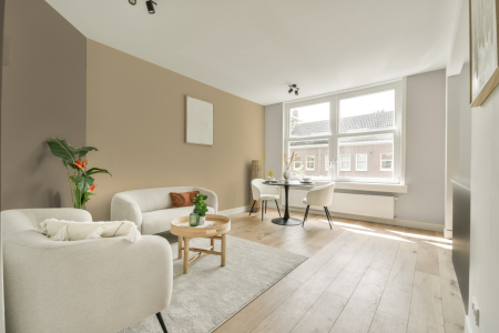 woonkamer met neutrale kleuren en S 1515-y10r