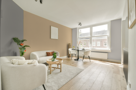 woonkamer met neutrale kleuren en S 1515-y20r