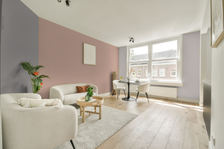 woonkamer met neutrale kleuren en S 1515-y70r