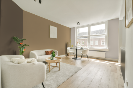 woonkamer met neutrale kleuren en S 3020-y10r