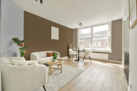 woonkamer met neutrale kleuren en S 5020-y10r