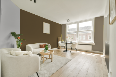 woonkamer met neutrale kleuren en S 6020-y