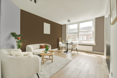 woonkamer met neutrale kleuren en S 6020-y10r