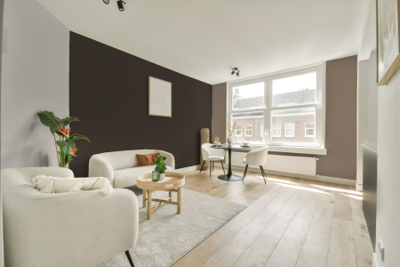 woonkamer met neutrale kleuren en S 8005-y20r