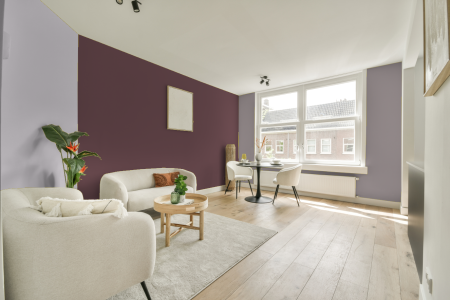 woonkamer met neutrale kleuren en Ral 010 40 15