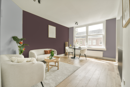 woonkamer met neutrale kleuren en Ral 020 40 10