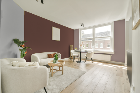 woonkamer met neutrale kleuren en Ral 040 40 20