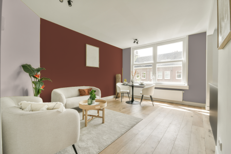 woonkamer met neutrale kleuren en Ral 040 40 30