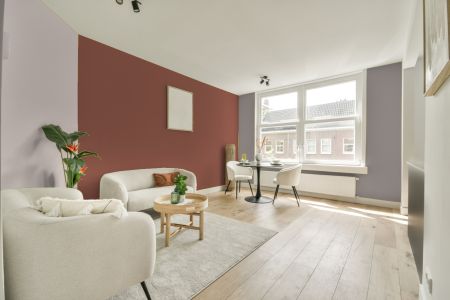 woonkamer met neutrale kleuren en Ral 040 50 30