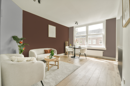 woonkamer met neutrale kleuren en Ral 050 40 20