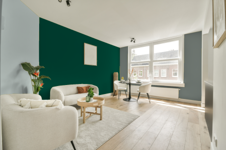 woonkamer met neutrale kleuren en Ral 170 30 30