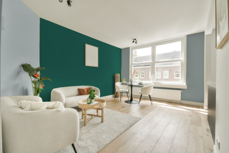 woonkamer met neutrale kleuren en Ral 180 40 25