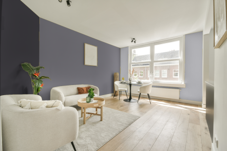 woonkamer met neutrale kleuren en Ral 300 60 05