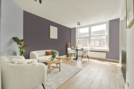 woonkamer met neutrale kleuren en Ral 360 50 05