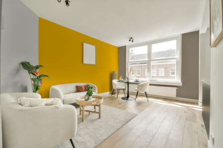 woonkamer met neutrale kleuren en Ral 1021