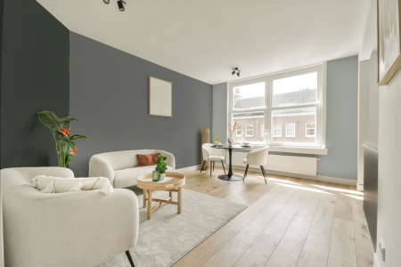 woonkamer met neutrale kleuren en Ppg1009-5