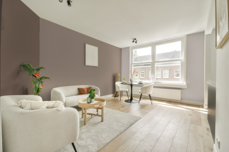 woonkamer met neutrale kleuren en Ppg1020-4