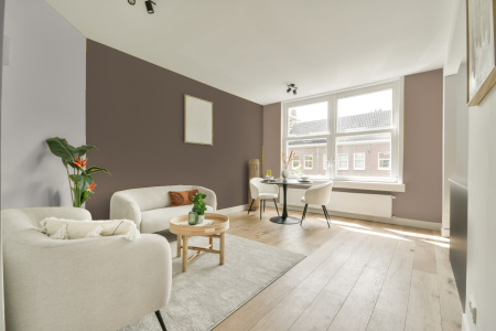 woonkamer met neutrale kleuren en Ppg1021-5