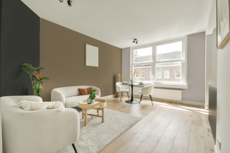 woonkamer met neutrale kleuren en Ppg1026-5