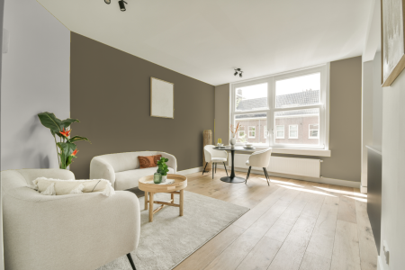 woonkamer met neutrale kleuren en Ppg1027-5