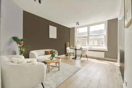 woonkamer met neutrale kleuren en Ppg1027-6