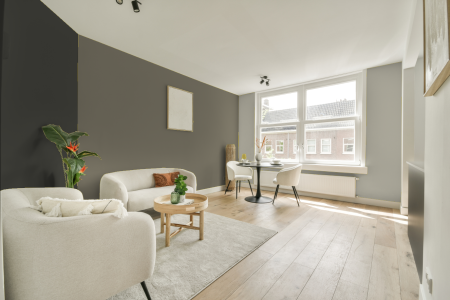 woonkamer met neutrale kleuren en Ppg1029-5