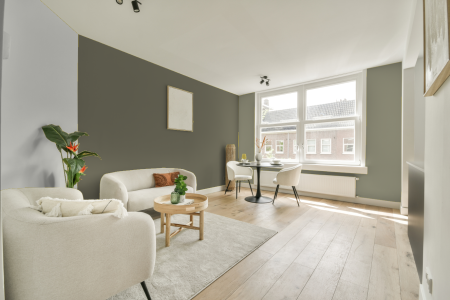 woonkamer met neutrale kleuren en Ppg1031-5