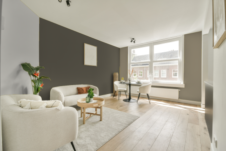 woonkamer met neutrale kleuren en Ppg1032-6