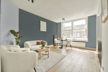 woonkamer met neutrale kleuren en Ppg1036-5