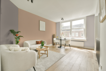 woonkamer met neutrale kleuren en Ppg1080-2