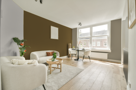 woonkamer met neutrale kleuren en Ppg1111-7