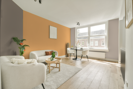 woonkamer met neutrale kleuren en E8.35.75