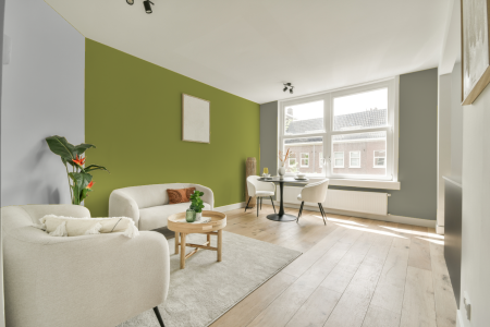 woonkamer met neutrale kleuren en H2.40.60