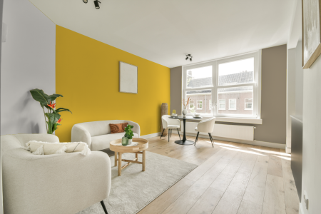 woonkamer met neutrale kleuren en F8.55.77