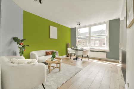 woonkamer met neutrale kleuren en H2.55.65