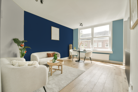 woonkamer met neutrale kleuren en Sikkens iris blauw